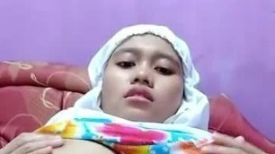 Dewi Jilbab Sange Masturbasi di Kamar