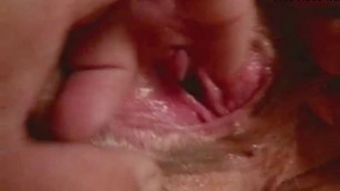 fingering mature cunt-view into the inside close-up