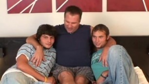 Lucky daddy bear has a threesome with 2 handsome young college jocks