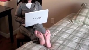 Mature feet soles & woman curls her pretty toes